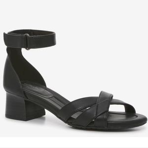 EUC Clarks Desirae Lily Heeled Black Leather Casual/Dress Sandals In Size 9M.